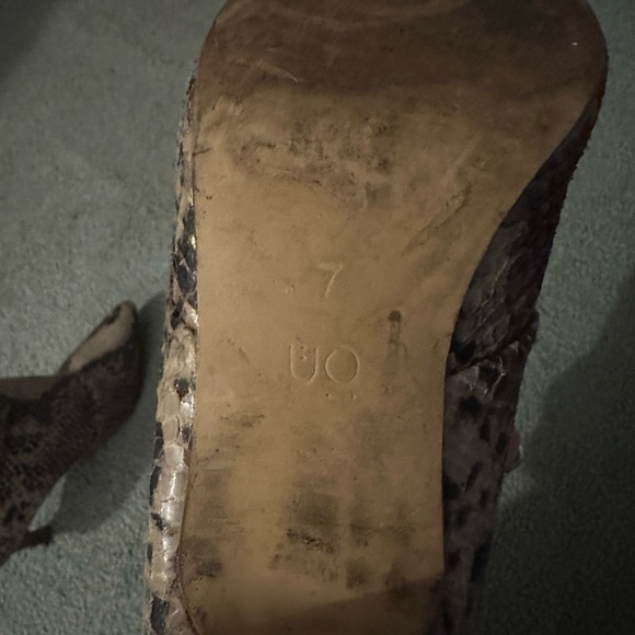 Urban outfitters size 7 snakeskin kitten heel booties - Picture 7 of 7